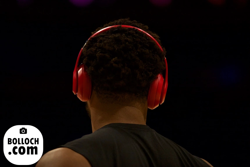 Les casques audio, principaux responsables de la perte de cheveux ?