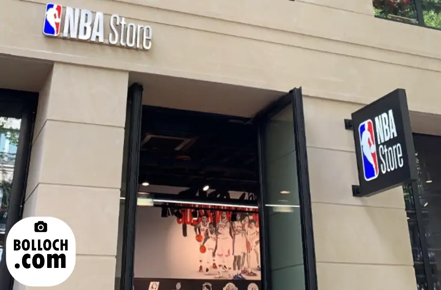 Le NBA Store Paris, une boutique 100% basket américain