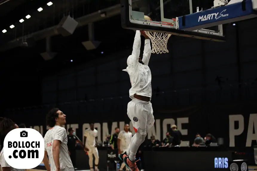 Quelle est la taille minimum pour dunker au basket ?
